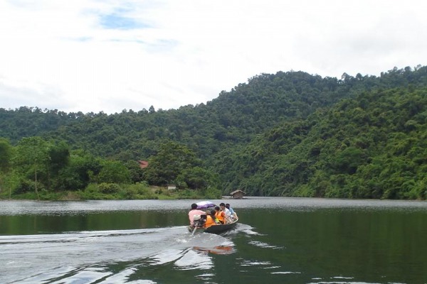 Boat trip on Giang River